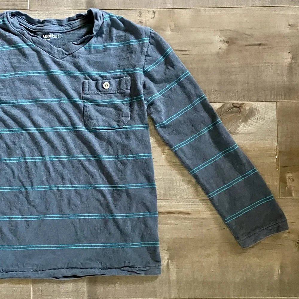 GAP Gray & Blue Striped Slub Knit V-neck Button Pocket Long Sleeve Tee